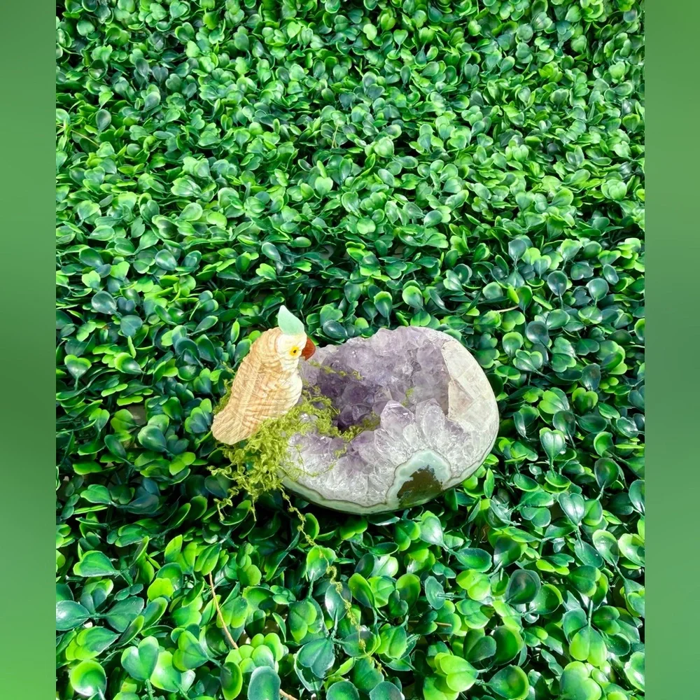 Parrot carving on Amethyst Egg – Symbol of Joy & Abundance - Picture 3 of 8